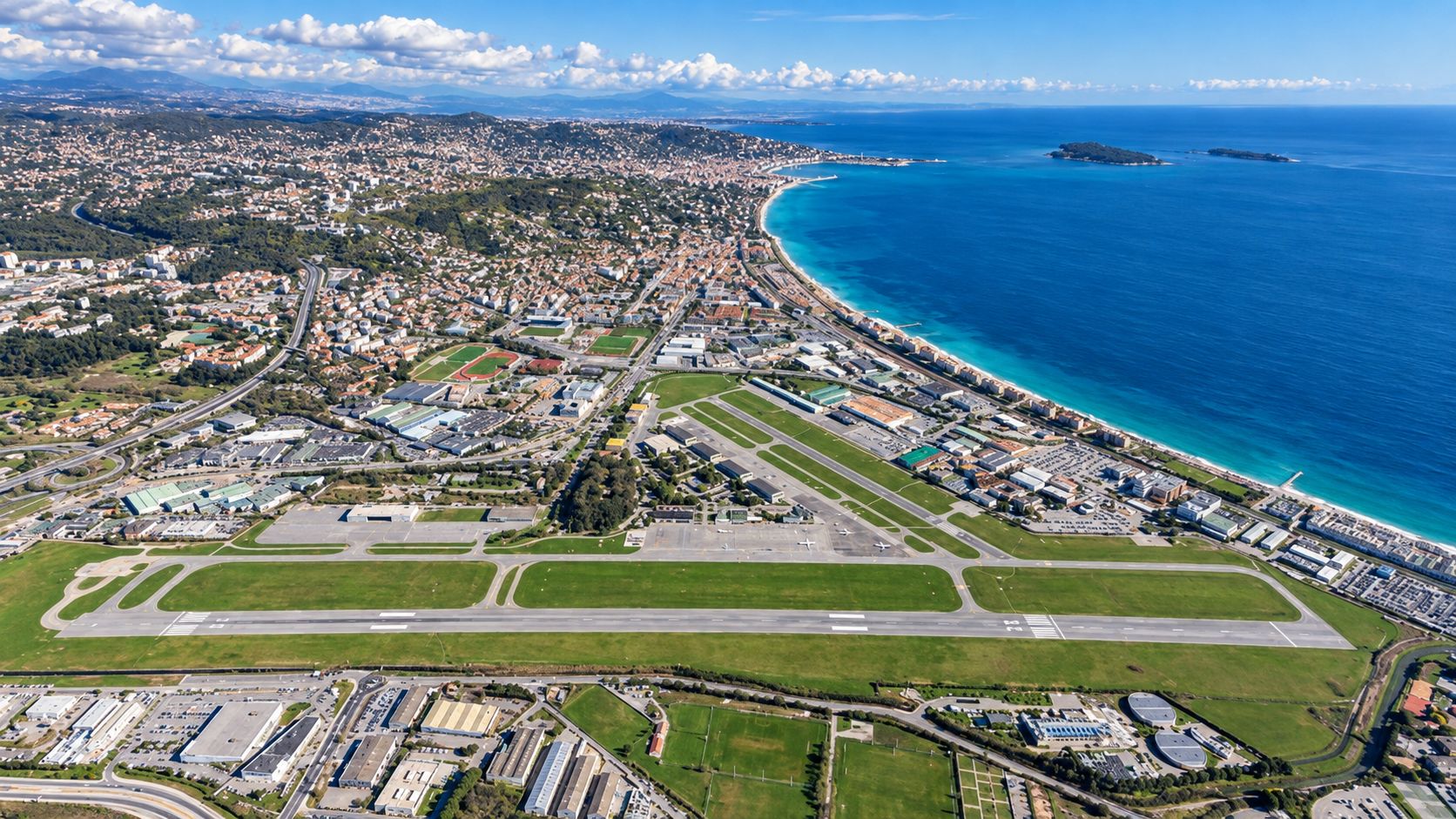 Vue aérienne de l'aéroport de Cannes-Mandelieu